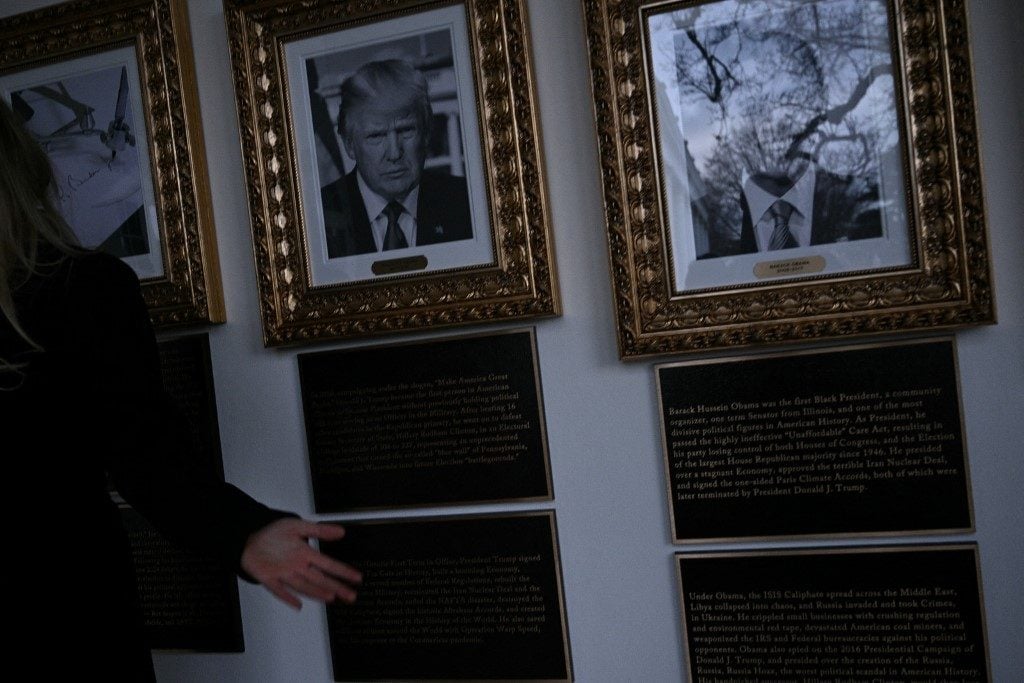 Trump instala placas na Casa Branca com ofensas a Biden e Obama