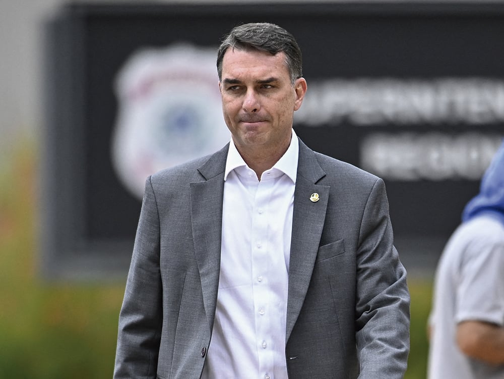 Flávio Bolsonaro registra B.O. após mensagem no X sobre facada