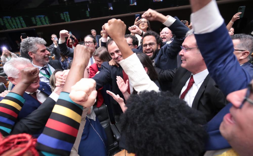 A coragem de Glauber ante aos inimigos do povo 