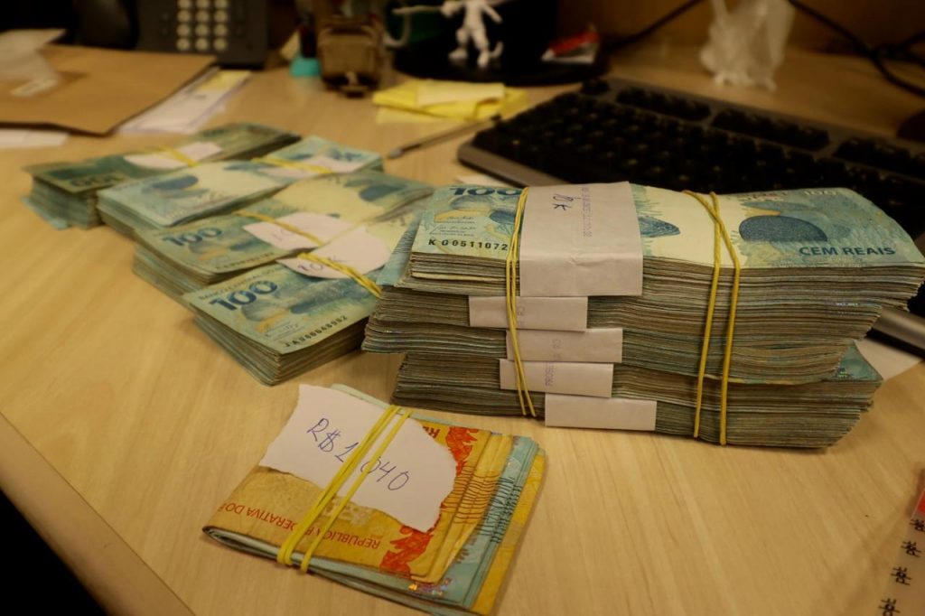 PF encontra 3 celulares e R$ 90 mil em dinheiro em carro de Rodrigo Bacellar