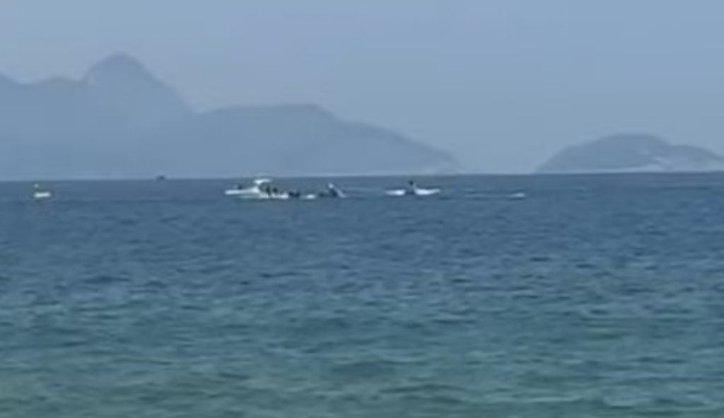 Ultraleve cai no mar de Copacabana, no Rio de Janeiro