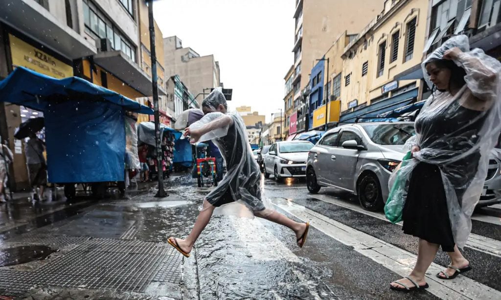 Chuva forte deixa a cidade de São Paulo em estado de atenção