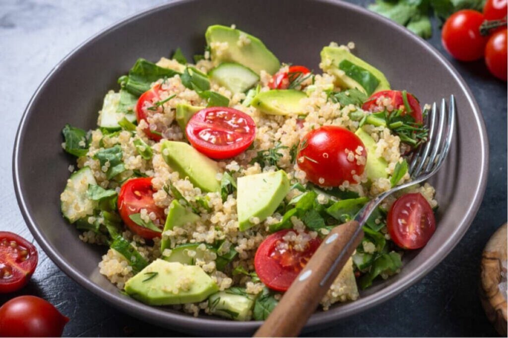 Saladas de quinoa: 6 receitas leves e nutritivas para o jantar