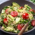 Saladas de quinoa: 6 receitas leves e nutritivas para o jantar