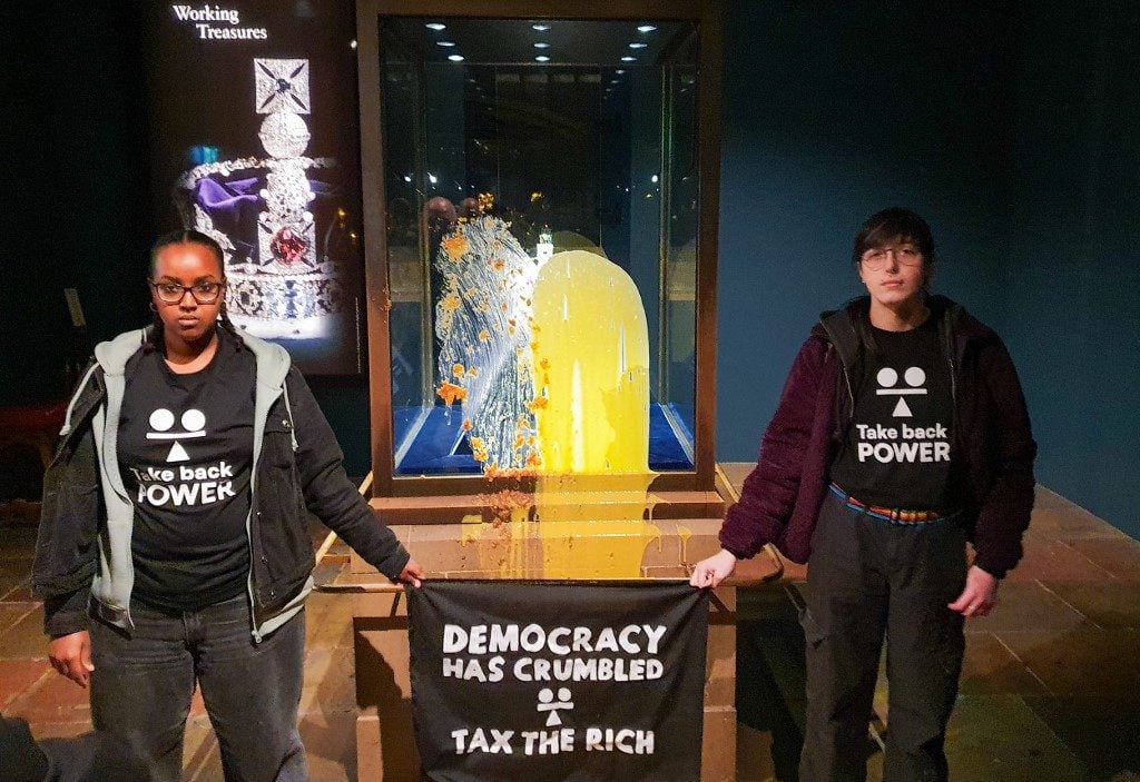 Polícia detém 4 por lançar alimentos contra vitrine que protege joias da coroa britânica