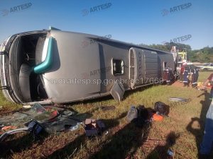 Acidente com ônibus tem ao menos 3 mortes no interior de SP