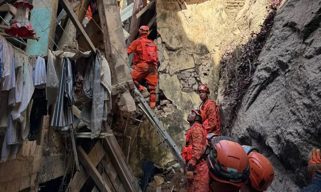 Resgatadas 17 pessoas de casarão que desabou no Rio
