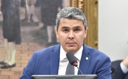 CCJ adia decisão sobre Zambelli; relator defende livrá-la da cassação