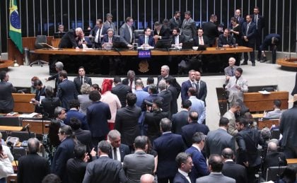 Em votação durante a madrugada, Câmara aprova projeto para reduzir a pena de Bolsonaro