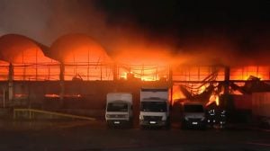 Incêndio atinge galpão do Ceasa, na Zona Norte do Rio