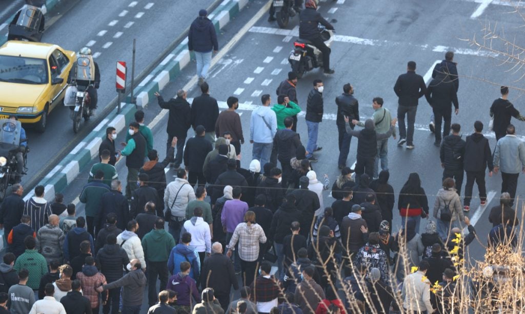Estudantes se unem aos protestos contra custo de vida no Irã