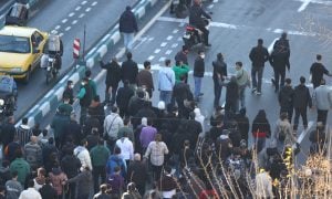 Estudantes se unem aos protestos contra custo de vida no Irã