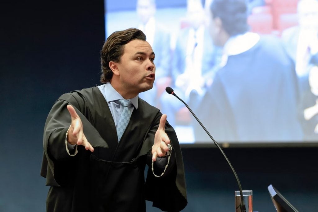 Após discussão, Dino manda Polícia Judicial retirar advogado de Filipe Martins da tribuna do STF