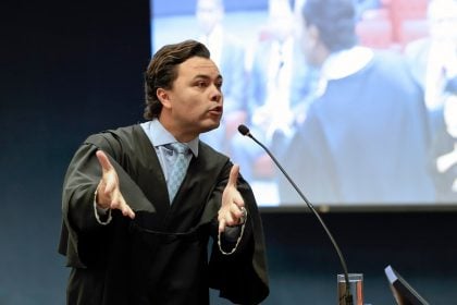 Após discussão, Dino manda Polícia Judicial retirar advogado de Filipe Martins da tribuna do STF
