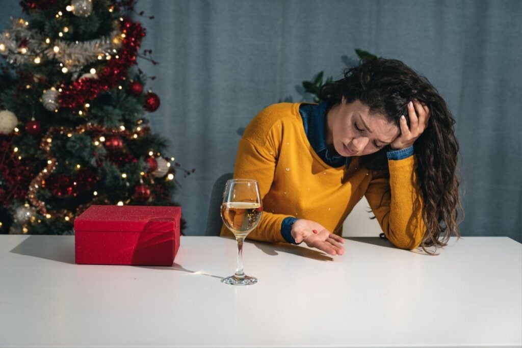Automedicação nas festas: perigos de misturar álcool e remédios