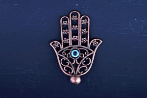 Afaste o mau-olhado: 7 amuletos de proteção para o trabalho