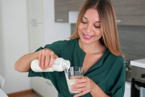 Kefir: 5 benefícios da bebida fermentada que favorece o equilíbrio do organismo 
