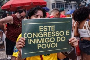 O Legislativo se vende porque a elite econômica o compra