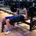Pegada suicida: entenda os riscos do treino de supino inadequado