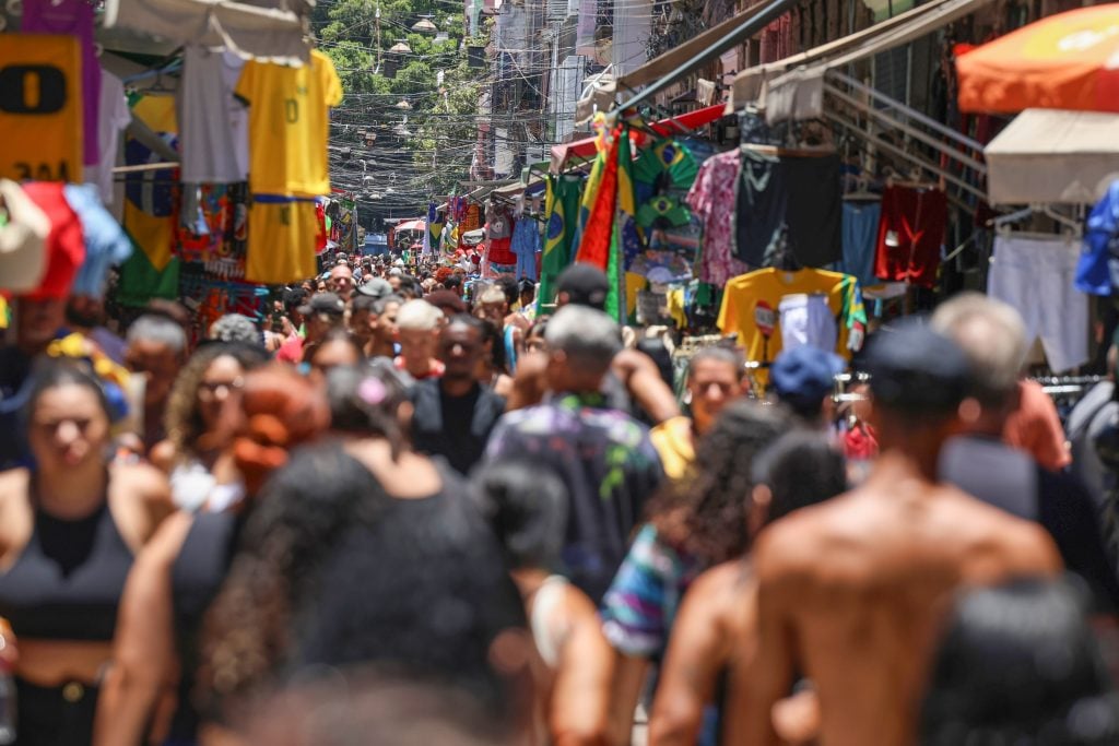 Economizar e passar mais tempo com a família: as metas dos brasileiros para 2026, segundo o Datafolha