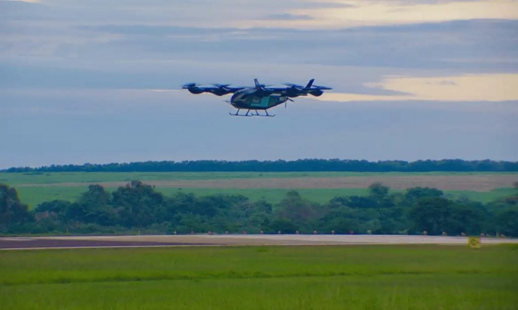 Eve, da Embraer, faz primeiro voo do protótipo de ‘carro voador’