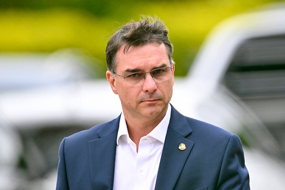 OAB pede a Moraes que assegure comunicação entre Flávio e Jair Bolsonaro