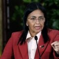 Quem é Delcy Rodríguez, vice-presidente da Venezuela que deve substituir Maduro