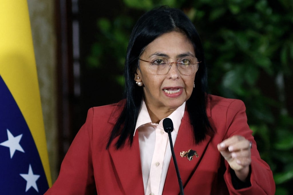 Quem é Delcy Rodríguez, vice-presidente da Venezuela que deve substituir Maduro