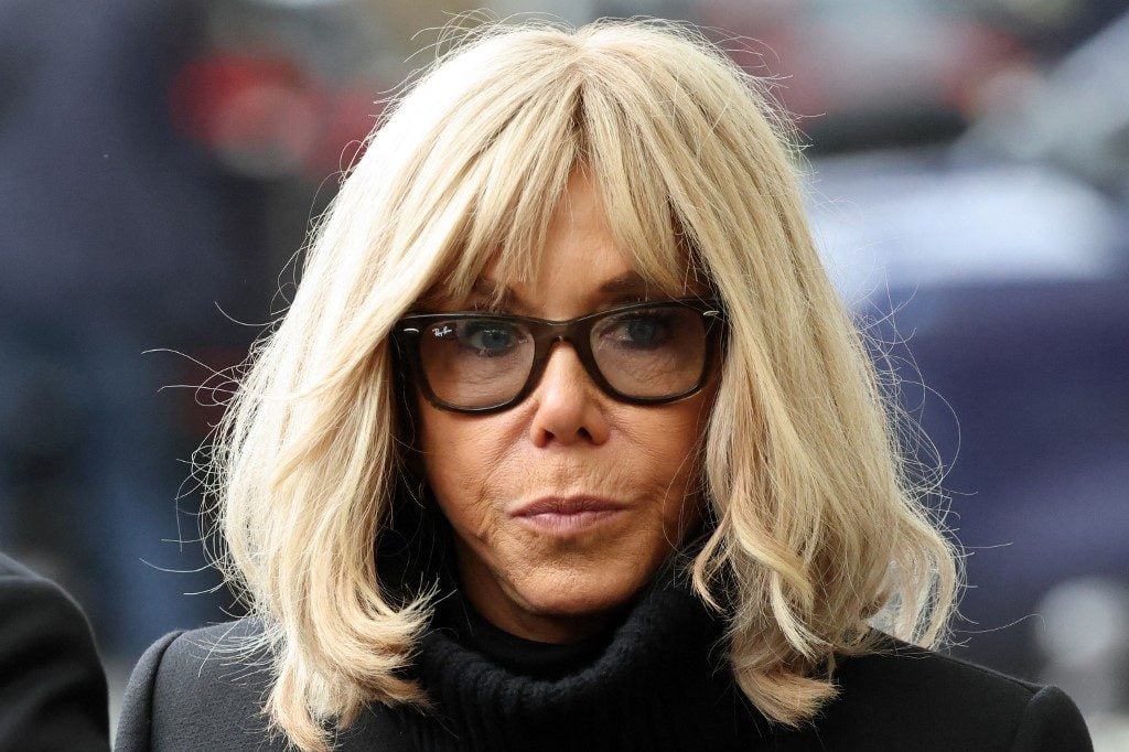 Justiça francesa condena assediadores de Brigitte Macron a até 6 meses de prisão