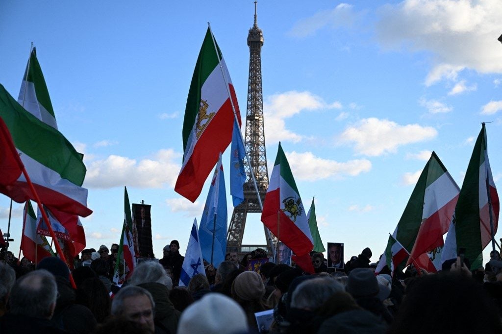 Após uma semana de protestos, governo do Irã anuncia subsídio mensal a todos os cidadãos