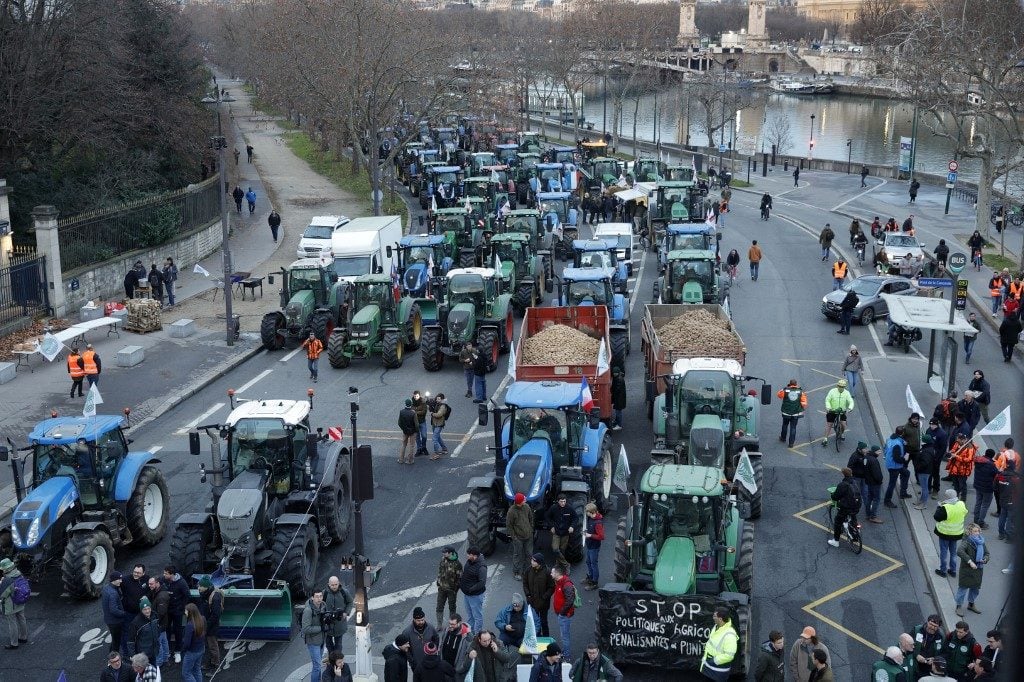 Agricultores fazem filas de tratores em protesto contra acordo UE-Mercosul em Paris