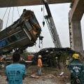 Grua desaba sobre trem e causa ao menos 28 mortes na Tailândia