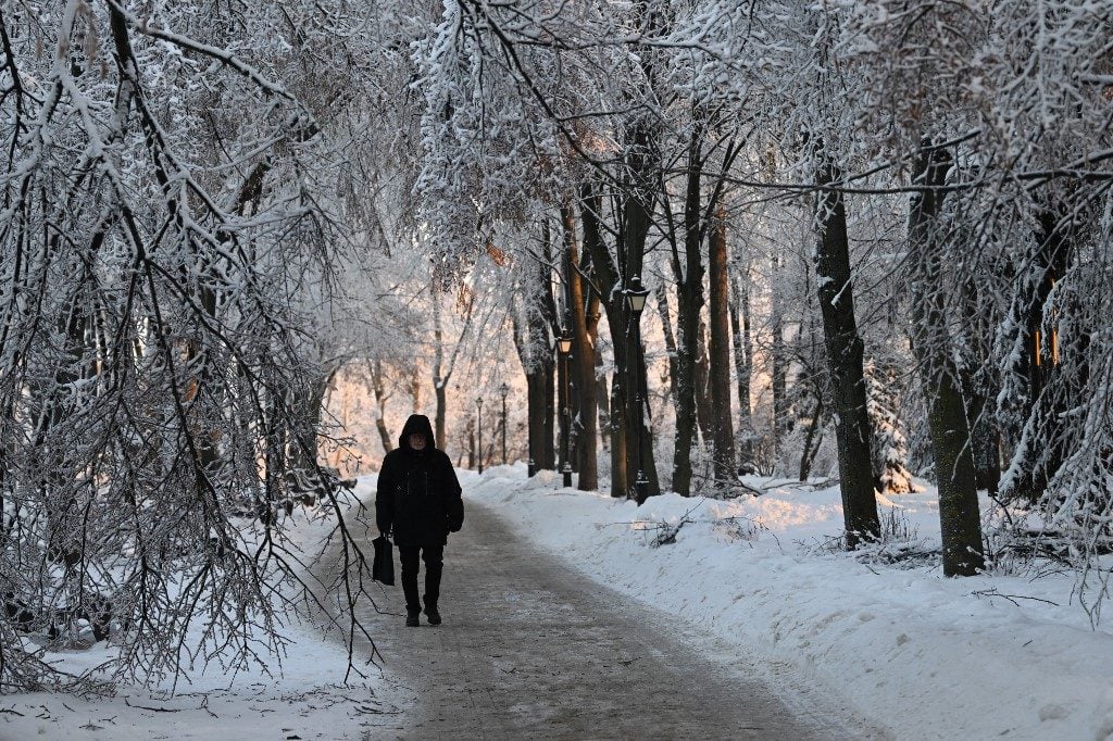 Ucrânia se prepara para intensa onda de frio enquanto bombardeios russos afetam rede elétrica