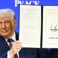Trump assina em Davos o documento fundador do Conselho de Paz
