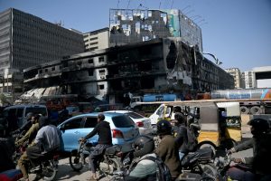 Sobe para 67 o número de mortos de incêndio em shopping no Paquistão