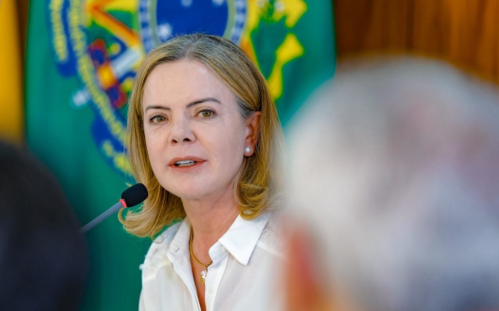 Gleisi aceita pedido de Lula e deve disputar cadeira no Senado, dizem aliados