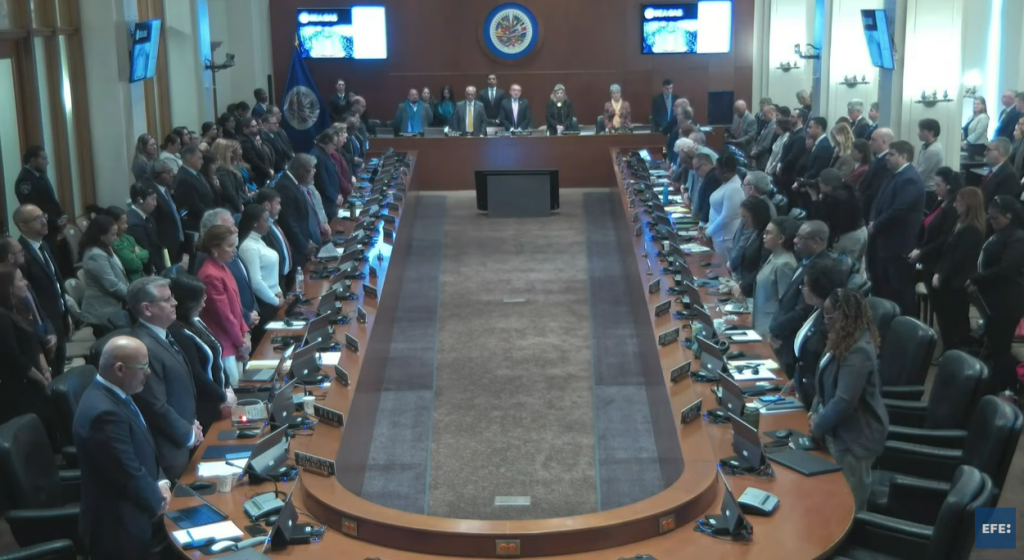 Embaixador dos EUA é interrompido por protesto durante discurso sobre a Venezuela na OEA