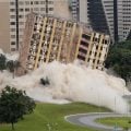 Tradicional hotel de luxo é implodido no centro de Brasília