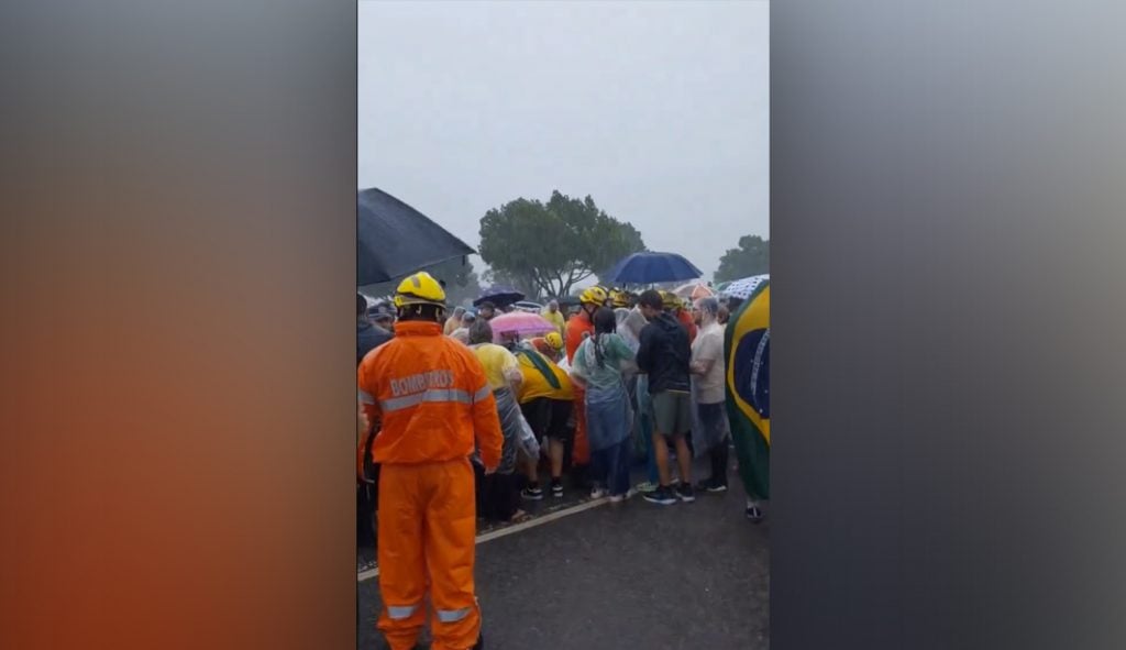 Raio atinge área onde bolsonaristas aguardavam a caminhada de Nikolas em Brasília