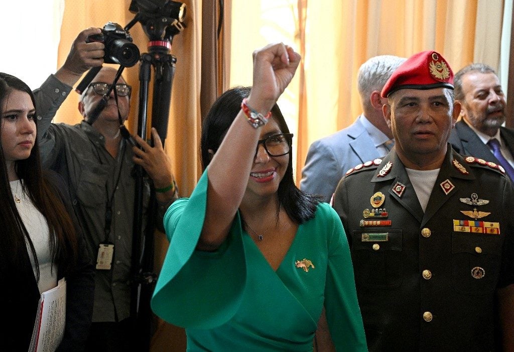 Presidenta interina da Venezuela presta juramento entre promessas de resgate de Maduro