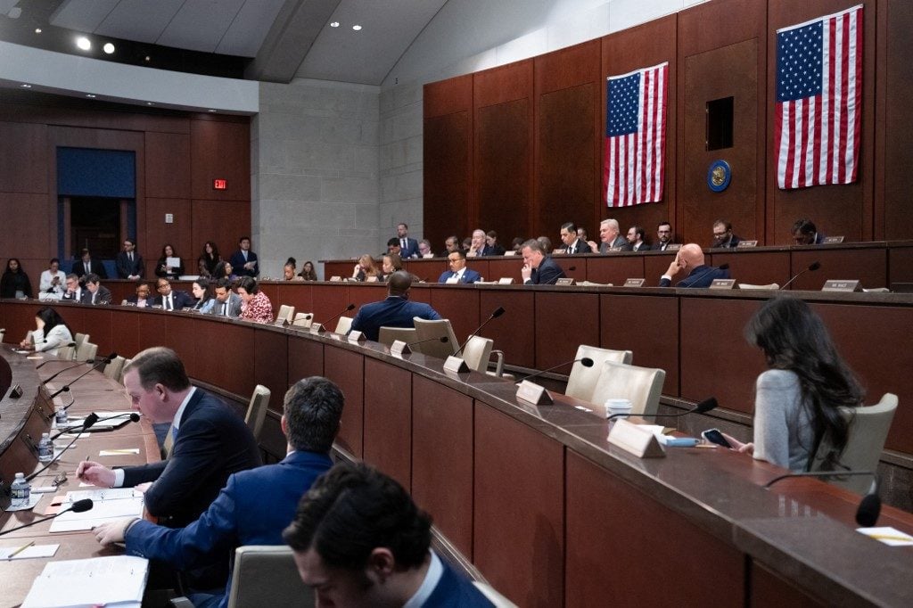 Congresso dos EUA vota abertura de processo contra o casal Clinton no caso Epstein