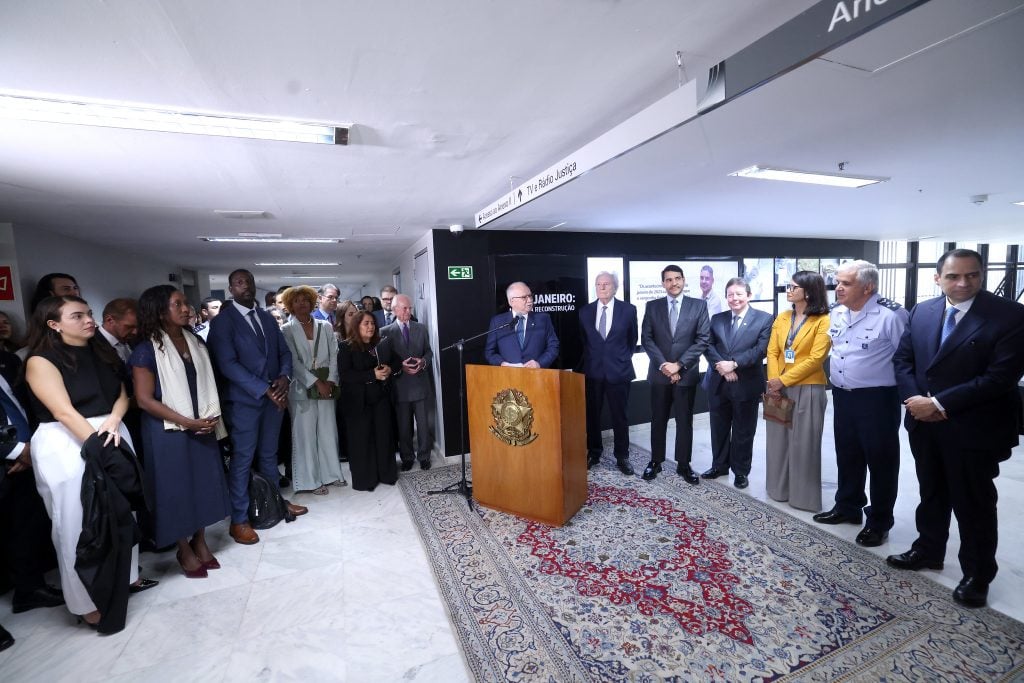 Em evento do 8 de Janeiro, Fachin diz que democracia está em crise e enaltece atuação de Moraes