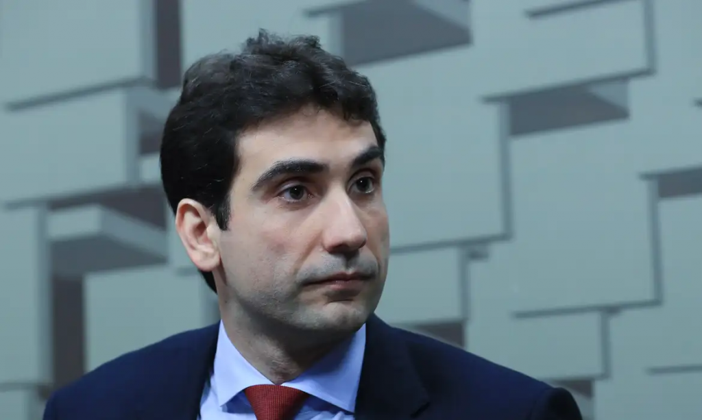 Às vésperas do Copom, Gleisi cobra corte na Selic e critica impacto sobre a dívida pública