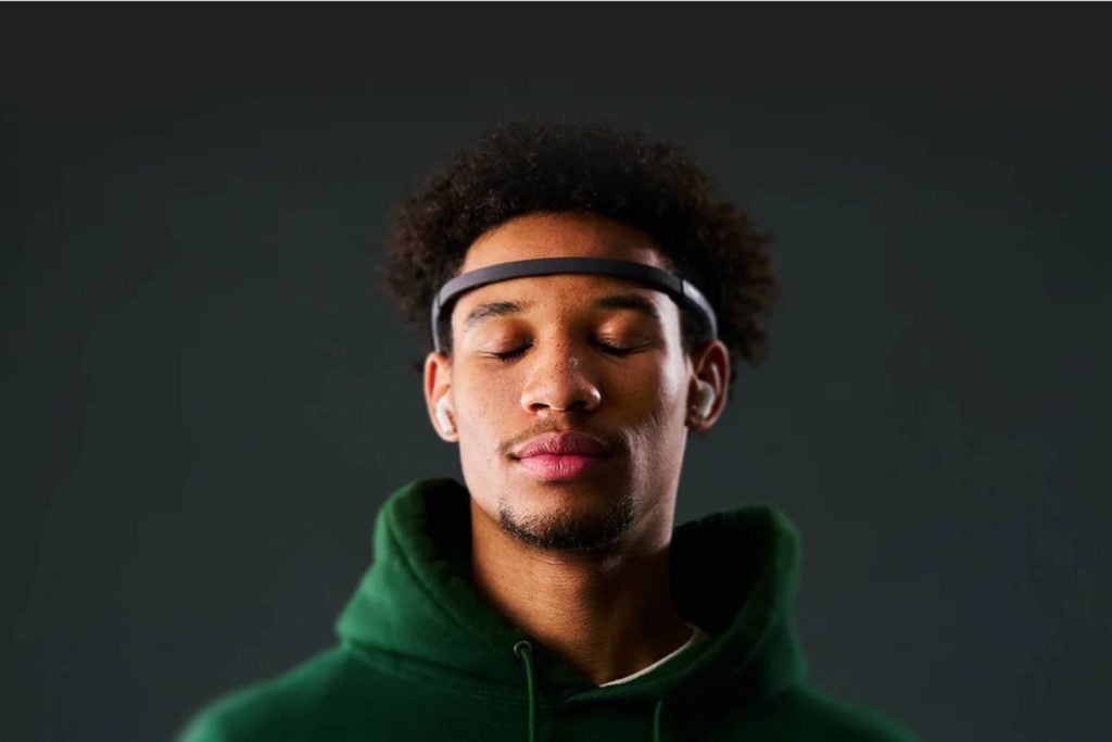 Headbands neurais avançam no cotidiano ao traduzir sinais do cérebro