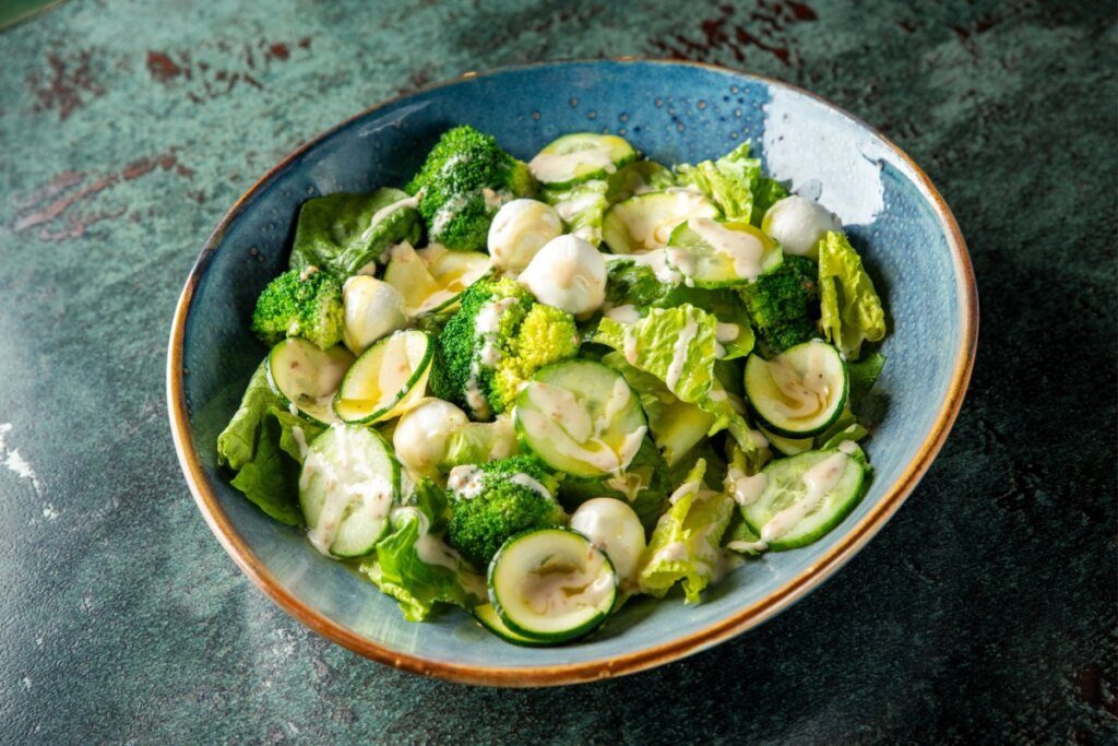 Saladas ricas em proteínas: 5 receitas leves e nutritivas para o almoço