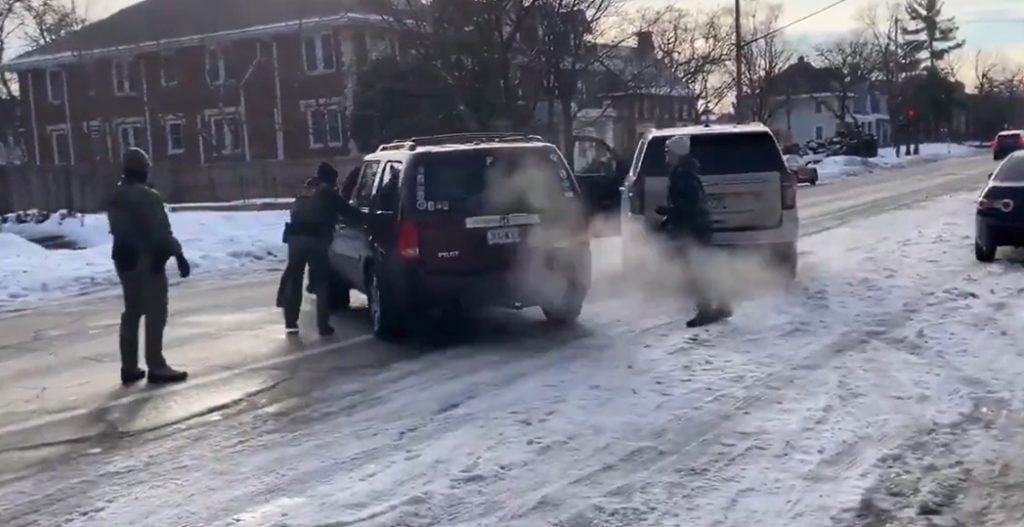 Mulher é morta a tiros nos EUA por agentes de imigração do governo Trump