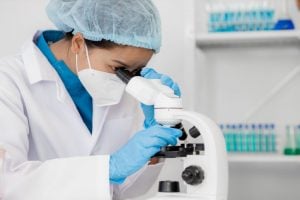 Saiba quais doenças podem ser detectadas em exames de sangue, fezes e urina