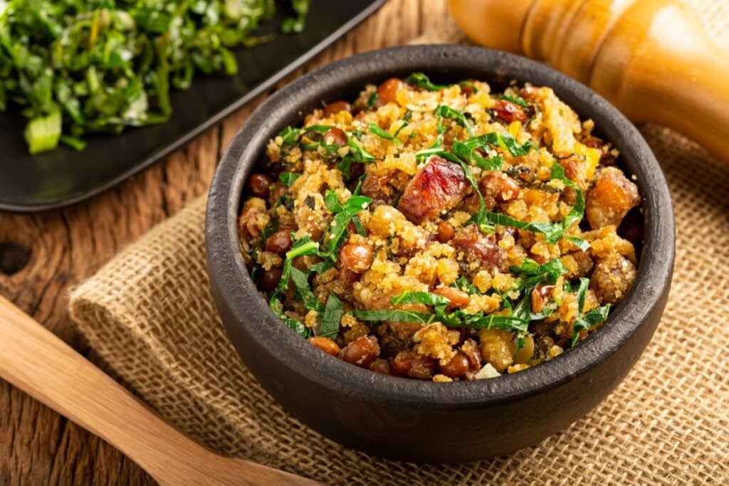 Feijão-tropeiro: aprenda a fazer o famoso prato da culinária de Minas Gerais 