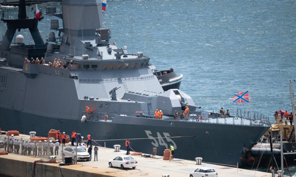 Navio russo chega à África do Sul para manobras navais com China e Irã