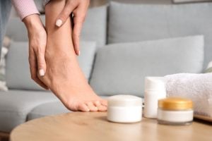 Micoses e fissuras na pele: veja como se proteger durante o verão